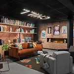 Moxy 3*