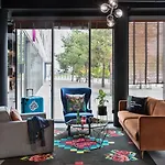 Moxy 3*