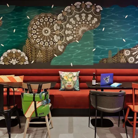 Moxy 3* אמיינס