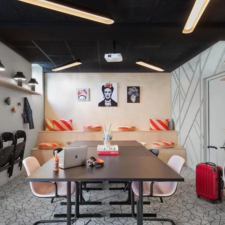 Moxy 3*
