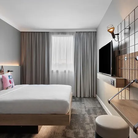 Moxy 3*
