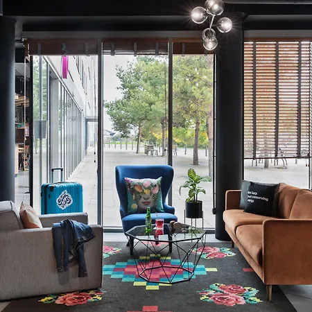Moxy 3*