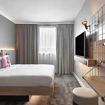 Moxy 3*