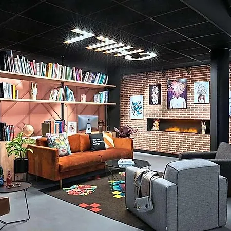 Moxy 3*