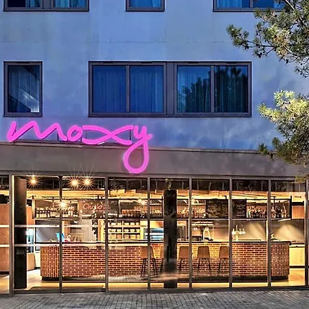Moxy 3*