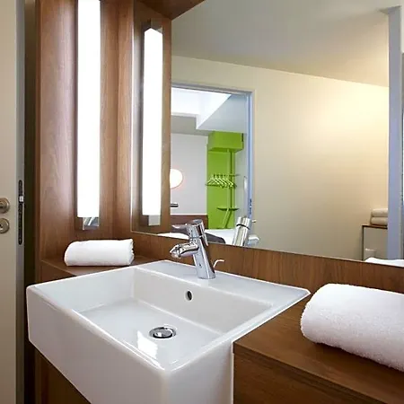 Moxy 3*