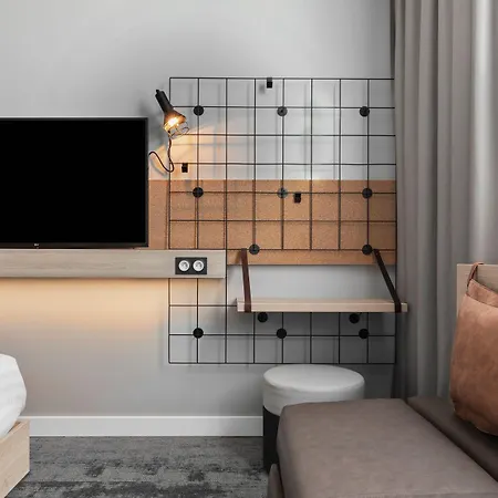 Moxy 3*